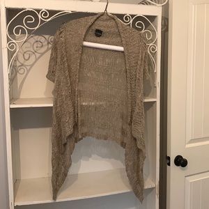 Beige shaw, that would make the perfect addition to any fall or spring wardrobe